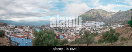 Vue panoramique sur le village de Chefchaouen ou Chaouen, un village pittoresque dans la région de l'Tangier-Tetouan, visité par les touristes du w Banque D'Images