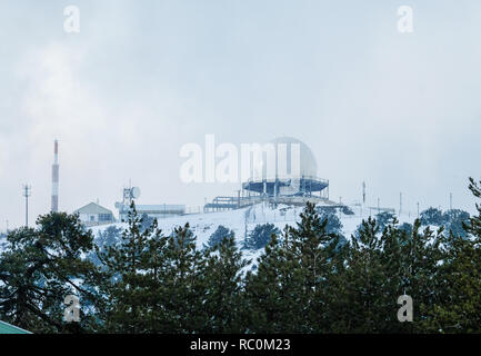 La station d'écoute longue portée le sommet du mont Olympe dans les montagnes Troodos, à Chypre. Banque D'Images