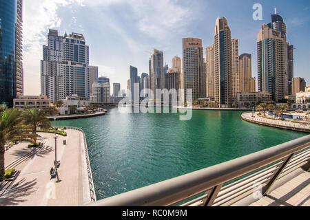 Dubaï, Émirats arabes unis - Octobre 2018 : la beauté du panorama des gratte-ciel de Dubaï de la promenade Banque D'Images