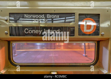 New York City - 8 décembre 2018 : D train voiture dans le système de transport en commun de la ville de New York. Banque D'Images