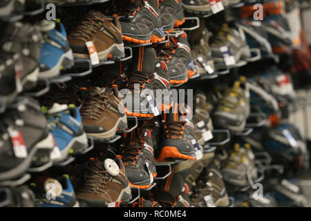 Bucarest, Roumanie - 12 janvier 2019 : marque Quechua chaussures hiver sur une étagère dans le détaillant d'articles de sport Decathlon, à Bucarest. Banque D'Images