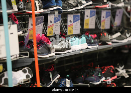 Bucarest, Roumanie - 12 janvier 2019 : Les femmes sneakers sur une étagère dans le détaillant d'articles de sport Decathlon, à Bucarest. Banque D'Images