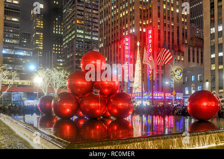 New York City - 25 décembre 2018 : New York City Landmark, le Radio City Music Hall à Rockefeller Center décoré avec des décorations de Noël dans Midtown Banque D'Images