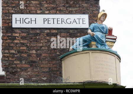 Statue figure de Minerve (la déesse de la sagesse et théâtre), Haute Petergate, York, North Yorkshire, Angleterre, Royaume-Uni Banque D'Images