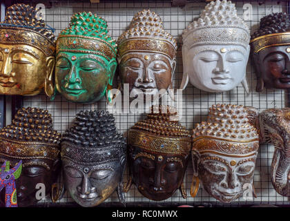 Masque de visage de souvenirs à Ubud marché sur la rue principale, l'Indonésie Banque D'Images