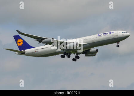 Bangkok, Vietnam - Sep 17, 2018. Un avion Airbus A340-300 de la Lufthansa à l'atterrissage à l'aéroport de Suvarnabhumi (BKK) à Bangkok, Thaïlande. Banque D'Images