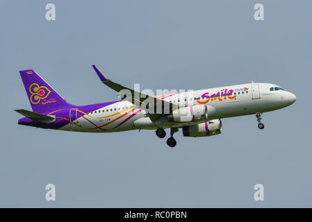 Bangkok, Vietnam - Sep 17, 2018. Un Airbus A320 d'avion Thai Smile à l'atterrissage à l'aéroport de Suvarnabhumi (BKK) à Bangkok, Thaïlande. Banque D'Images