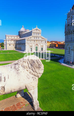 Le baptistère et la cathédrale, vue de dessus, le Campo dei Miracoli, Pise, Toscane, Italie, Europe Banque D'Images