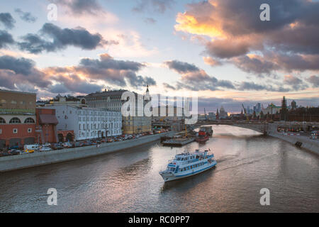 Magnifique coucher de soleil sur la rivière Moskva et une croisière en bateau touristique Banque D'Images