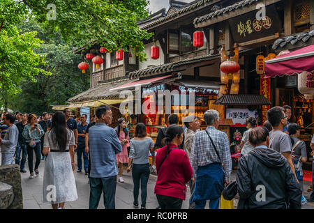 CHENGDU, CHINE - 25 SEPTEMBRE : les magasins et les touristes à l'ancienne No 88 Jitai Wu Street une rue piétonne historique et populaire destination de voyage le 25 septembre Banque D'Images