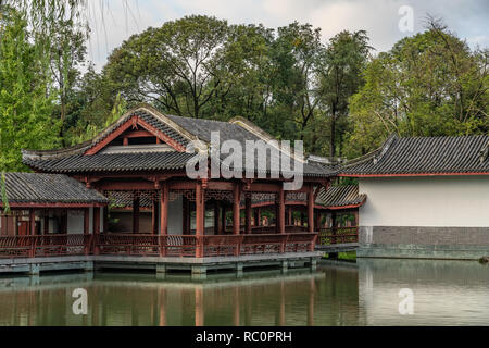 CHENGDU, CHINE - 25 SEPTEMBRE : l'architecture chinoise traditionnelle sur un lac à no 88 Jitai Wu rue ancienne le 25 septembre 2018 à Chengdu Banque D'Images