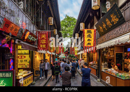 CHENGDU, CHINE - 25 SEPTEMBRE : le chinois traditionnel alley avec boutiques et stals à no 88 Jitai Wu Rue Ancienne le 25 septembre 2018 à Chengdu Banque D'Images