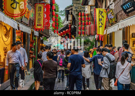 CHENGDU, CHINE - 25 SEPTEMBRE : le chinois traditionnel alley avec boutiques et stals à no 88 Jitai Wu Rue Ancienne le 25 septembre 2018 à Chengdu Banque D'Images