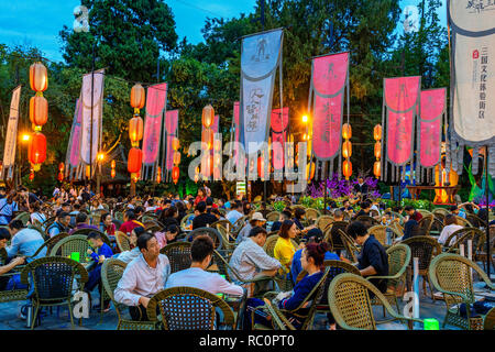 CHENGDU, CHINE - Septembre 25 : vue de la nuit de gens assis dans un salon de thé en plein air à l'ancienne No 88 Jitai Wu Street le 25 septembre 2018 à Chengdu Banque D'Images