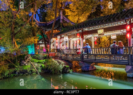 CHENGDU, CHINE - 25 SEPTEMBRE : le pavillon chinois traditionnel le long de la Lake no 88 Jitai Wu à l'ancienne ville de nuit le 25 septembre 2018 à Chengdu Banque D'Images