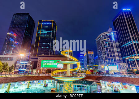 CHENGDU, CHINE - Septembre 25 : vue de la nuit de l'architecture à l'Tianfu Square dans le centre-ville le 25 septembre 2018 à Chengdu Banque D'Images