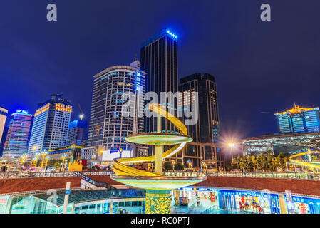 CHENGDU, CHINE - Septembre 25 : Vue de l'architecture moderne de nuit à l'Tianfu Square dans le centre-ville le 25 septembre 2018 à Chengdu Banque D'Images