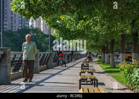 CHENGDU, CHINE - 28 SEPTEMBRE : chemin Riverside avec les gens à marcher le long de la rivière Jinjiang, le 28 septembre 2018 à Chengdu Banque D'Images