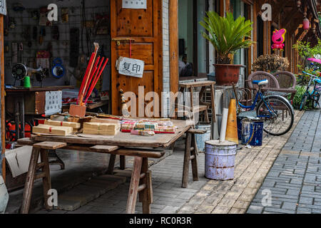 CHENGDU, CHINE - 02 OCTOBRE : boutiques locales sur une vieille rue à Luodai ancient town dans la province du Sichuan, le 02 octobre 2018 à Chengdu Banque D'Images