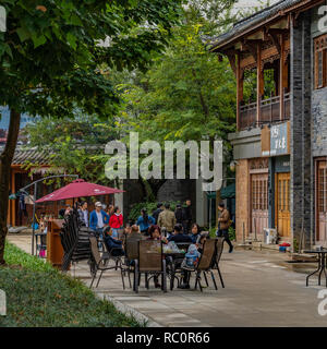 CHENGDU, CHINE - Octobre 02 : Vue d'un salon de thé en plein air à l'ancienne ville Luodai, une populaire destination touristique dans la province du Sichuan le 02 octobre, 2 Banque D'Images