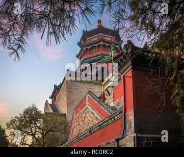 Le Palais d'Eté (chinois : 頤和園), est un vaste ensemble de lacs, châteaux et jardins à Beijing. C'était un jardin impérial de la Dynastie Qing. Principalement d Banque D'Images