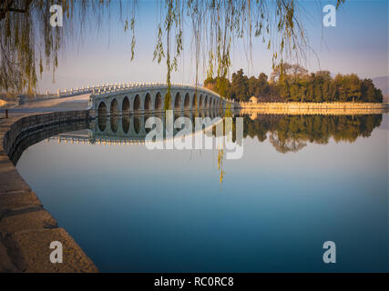 Le Palais d'Eté (chinois : 頤和園), est un vaste ensemble de lacs, châteaux et jardins à Beijing. Banque D'Images