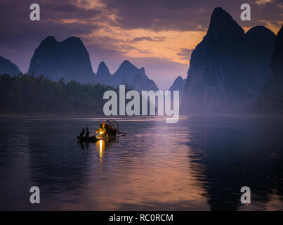 Le Cormorant fisherman et ses oiseaux sur la rivière Li à Yangshuo, Guangxi, Chine Banque D'Images