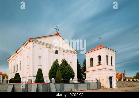Udelo, région de Vitebsk, en Biélorussie. L'Église catholique de l'Immaculée Conception de la Bienheureuse Vierge Marie dans la journée d'automne Banque D'Images