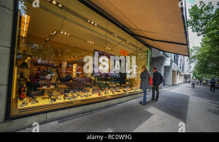 Les touristes et les acheteurs parcourent les vitrines de luxe le long du célèbre boulevard commerçant Kurfürstendamm à Berlin, dans une rue piétonne animée Banque D'Images
