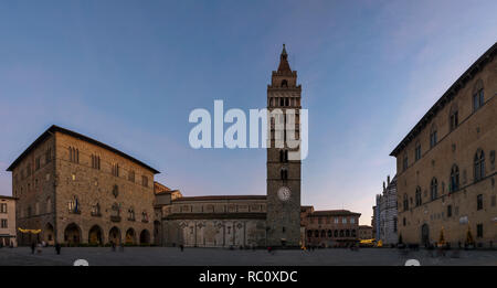 Belle vue sur le centre historique de Pistoia, dans la lumière du soir, Toscane, Italie Banque D'Images