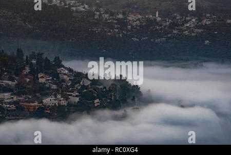Les nuages couvrant la vallée de Beit Zayit dans la banlieue de Jérusalem, Israël, sur un jour d'hiver gris. Banque D'Images