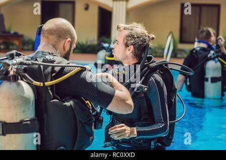 Instructeur de plongée et les étudiants. Enseigne aux élèves de l'instructeur de plongée. Banque D'Images