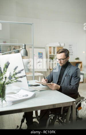 Businessman doing paperwork at office Banque D'Images