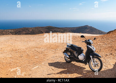 SIFNOS, GRÈCE - Septembre 12, 2018 : Scooter garé sur le sommet de la montagne. L'île de Sifnos, Cyclades, Grèce Banque D'Images