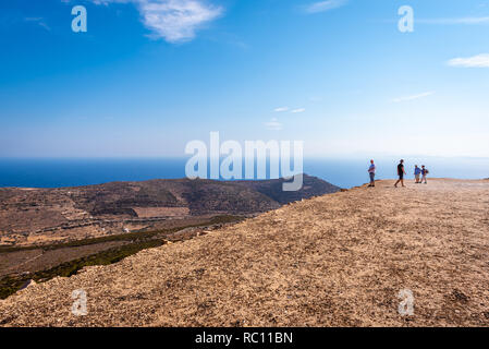 SIFNOS, GRÈCE - 12 septembre 2018 : une vue imprenable du haut de la montagne. L'île de Sifnos, Cyclades, Grèce Banque D'Images
