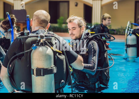 Instructeur de plongée et les étudiants. Enseigne aux élèves de l'instructeur de plongée. Banque D'Images