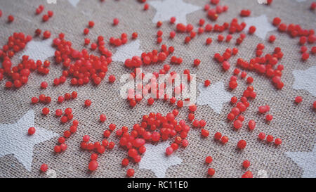 Boules rouges. Les petites billes de gel. Gel de silice. Billes d'hydrogel rouge. Texture background Banque D'Images