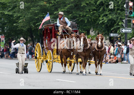 Washington, D.C., USA - Le 28 mai 2018 : Le National Memorial Day Parade, le transport de la Wells Fargo et compagnie, tirés par des chevaux et avec les gens d Banque D'Images