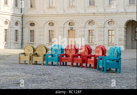 Des chaises de couleur en face de la ville de Weimar Palace Banque D'Images