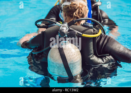 Plongée sous-marine gris réservoir d'oxygène de l'air à l'arrière d'un scuba diver Banque D'Images