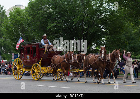 Washington, D.C., USA - Le 28 mai 2018 : Le National Memorial Day Parade, le transport de la Wells Fargo et compagnie, tirés par des chevaux et avec les gens d Banque D'Images