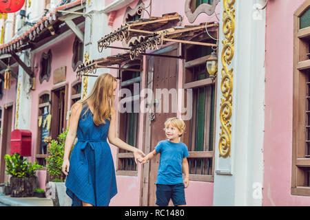 Mère et fils sont des touristes dans la rue dans le style portugais romani dans la ville de Phuket. Également appelé Chinatown ou la vieille ville Banque D'Images