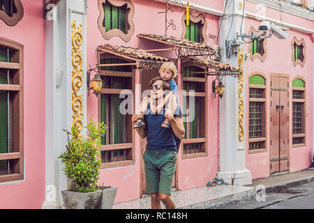 Père et fils sont des touristes dans la rue dans le style portugais romani dans la ville de Phuket. Également appelé Chinatown ou la vieille ville Banque D'Images