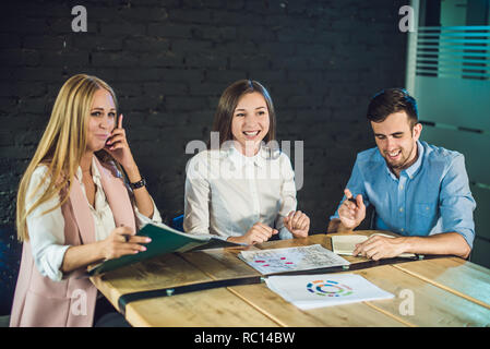 Équipe de jeunes collègues de story-board pour regarder des enregistrements vidéo en bureau coworking modernes. Processus d'équipe. Arrière-plan flou,horizontal Banque D'Images