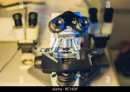 Microscope optique avec quatre différentes lentilles de l'objectif Banque D'Images