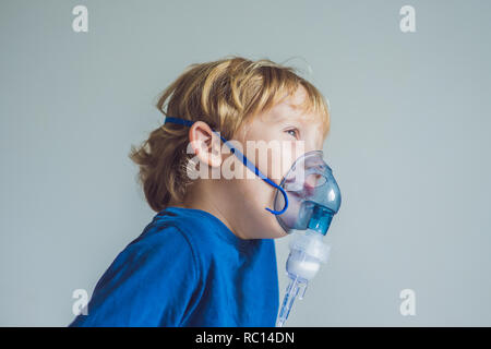 Boy making inhalation avec un nébuliseur à la maison Banque D'Images