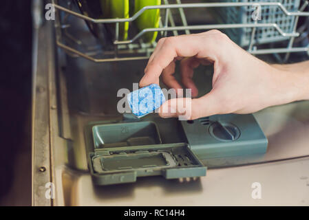 Lave-vaisselle avec de la vaisselle sale. Tablette pour lave-vaisselle en poudre, et de rinçage. Lave-vaisselle dans la cuisine Banque D'Images