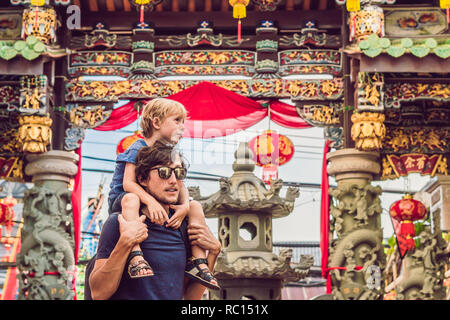 Père et fils sont des touristes dans la rue dans le style portugais romani dans la ville de Phuket. Également appelé Chinatown ou la vieille ville Banque D'Images