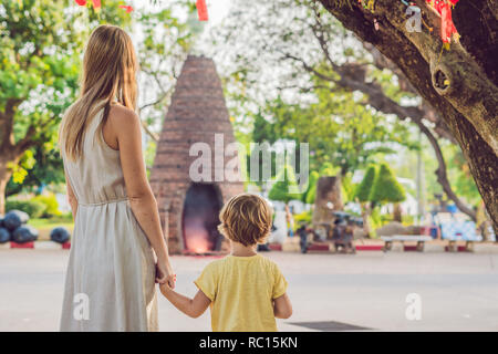 Mère et fils les touristes regarder Wat Chalong est le plus important temple de Phuket Banque D'Images