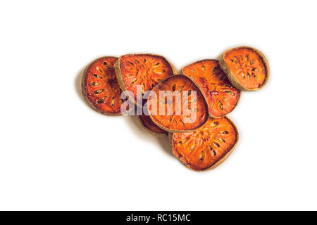 Fruit de Bael plateau et des tranches de fruit de bael, plateau matum isolated on white Banque D'Images